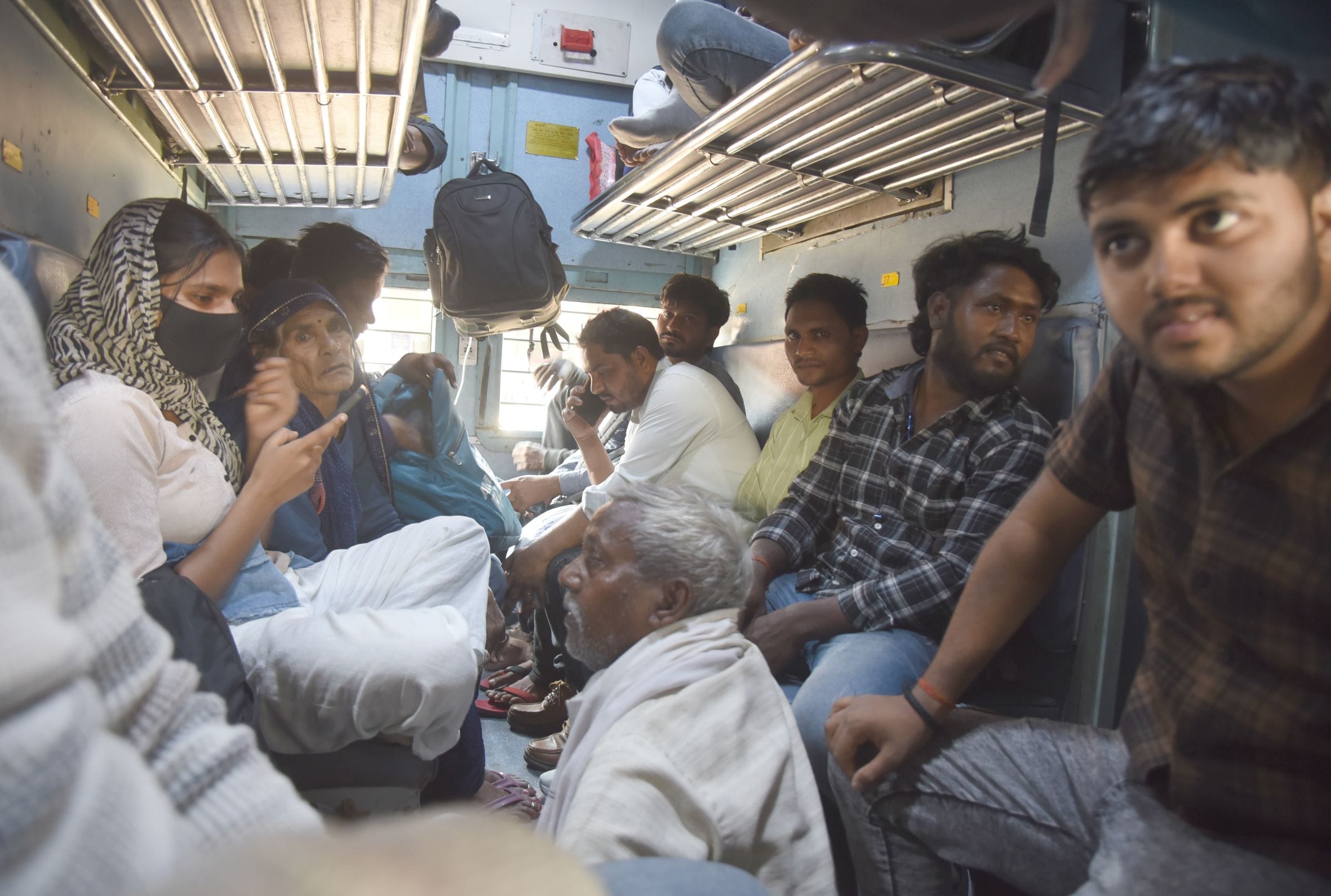 ट्रेनों और रेलवे स्टेशनों पर  उमड़ी भीड।