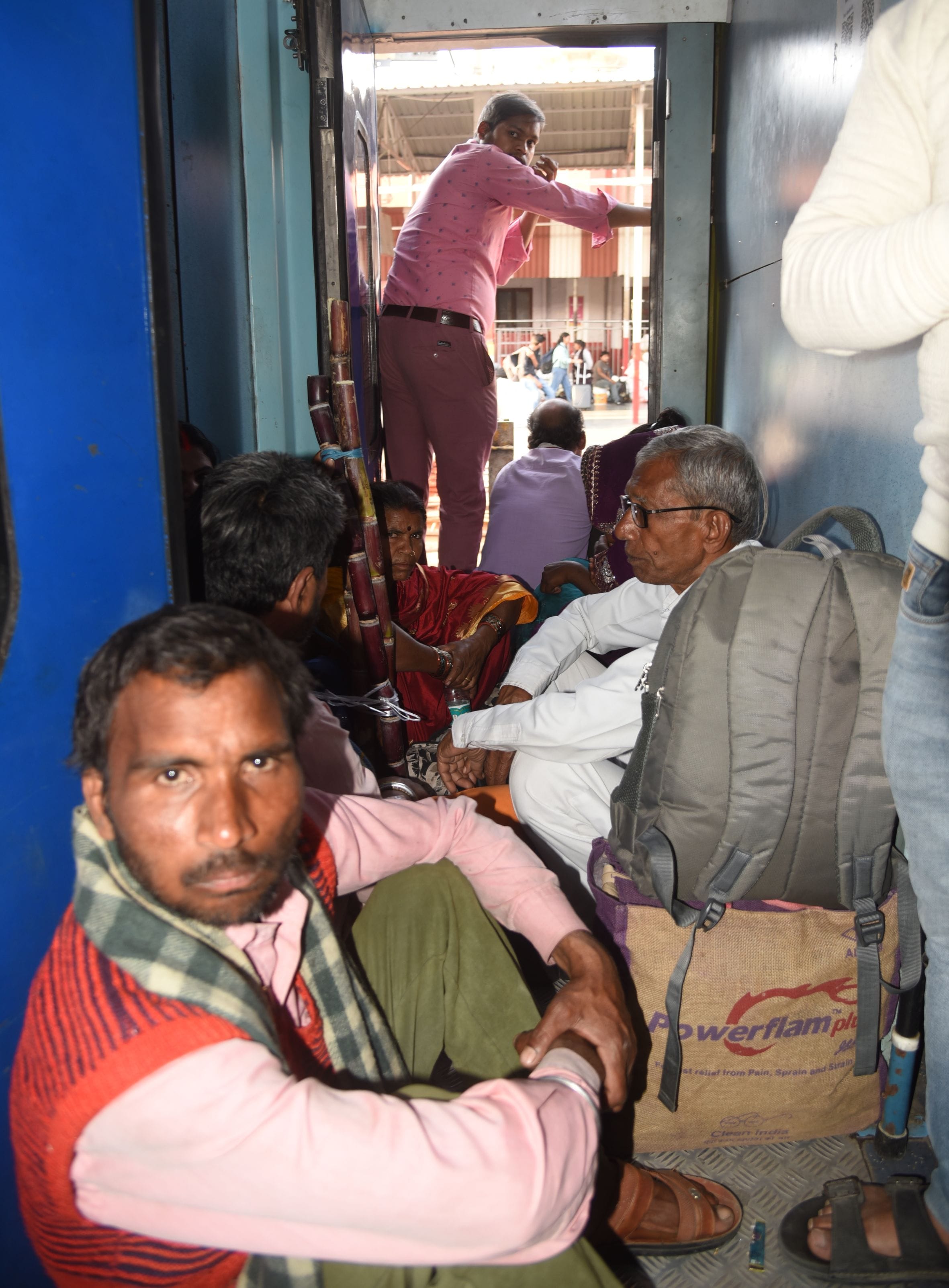 ट्रेनों और रेलवे स्टेशनों पर  उमड़ी भीड।