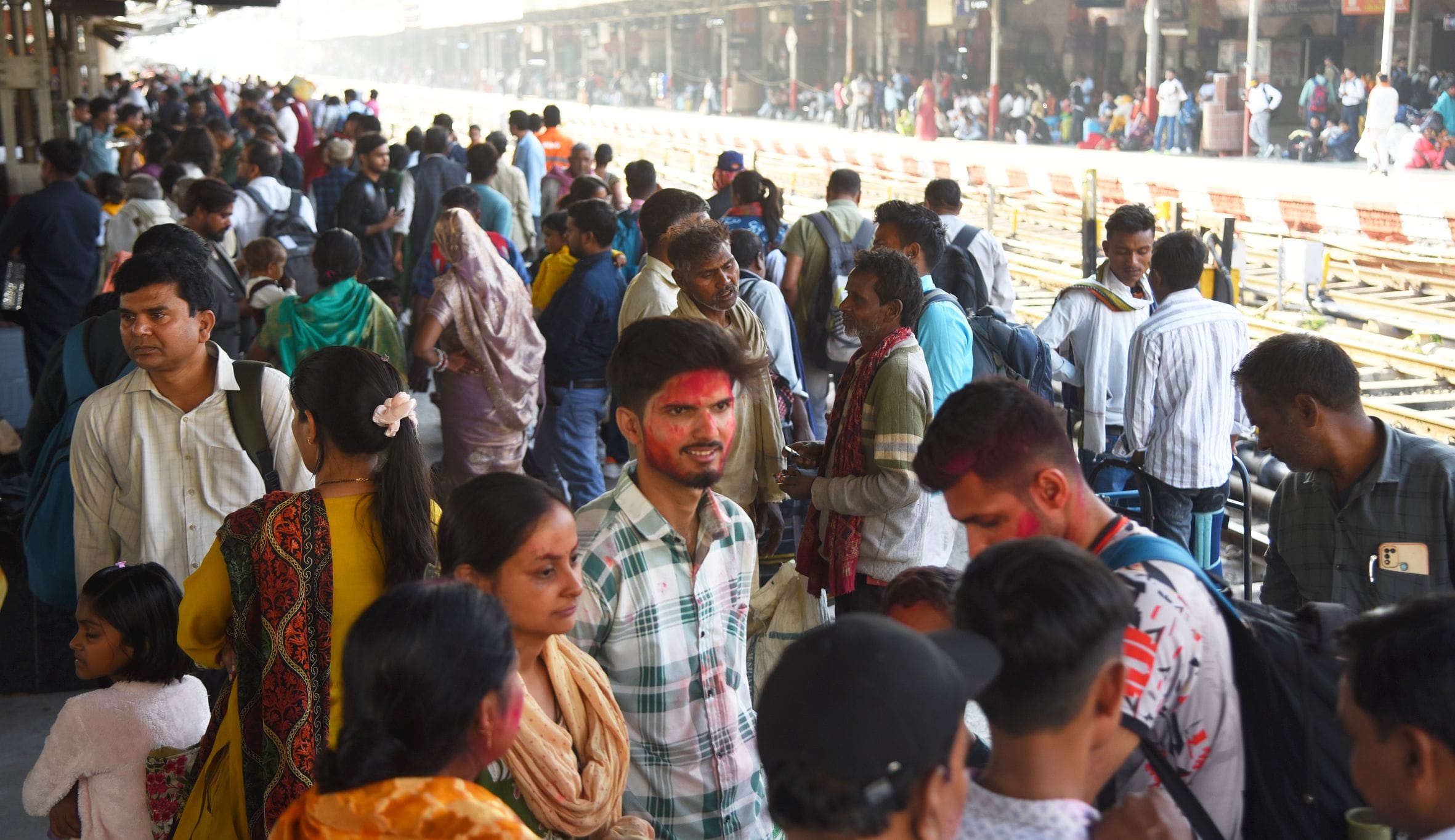 ट्रेनों और रेलवे स्टेशनों पर  उमड़ी भीड।