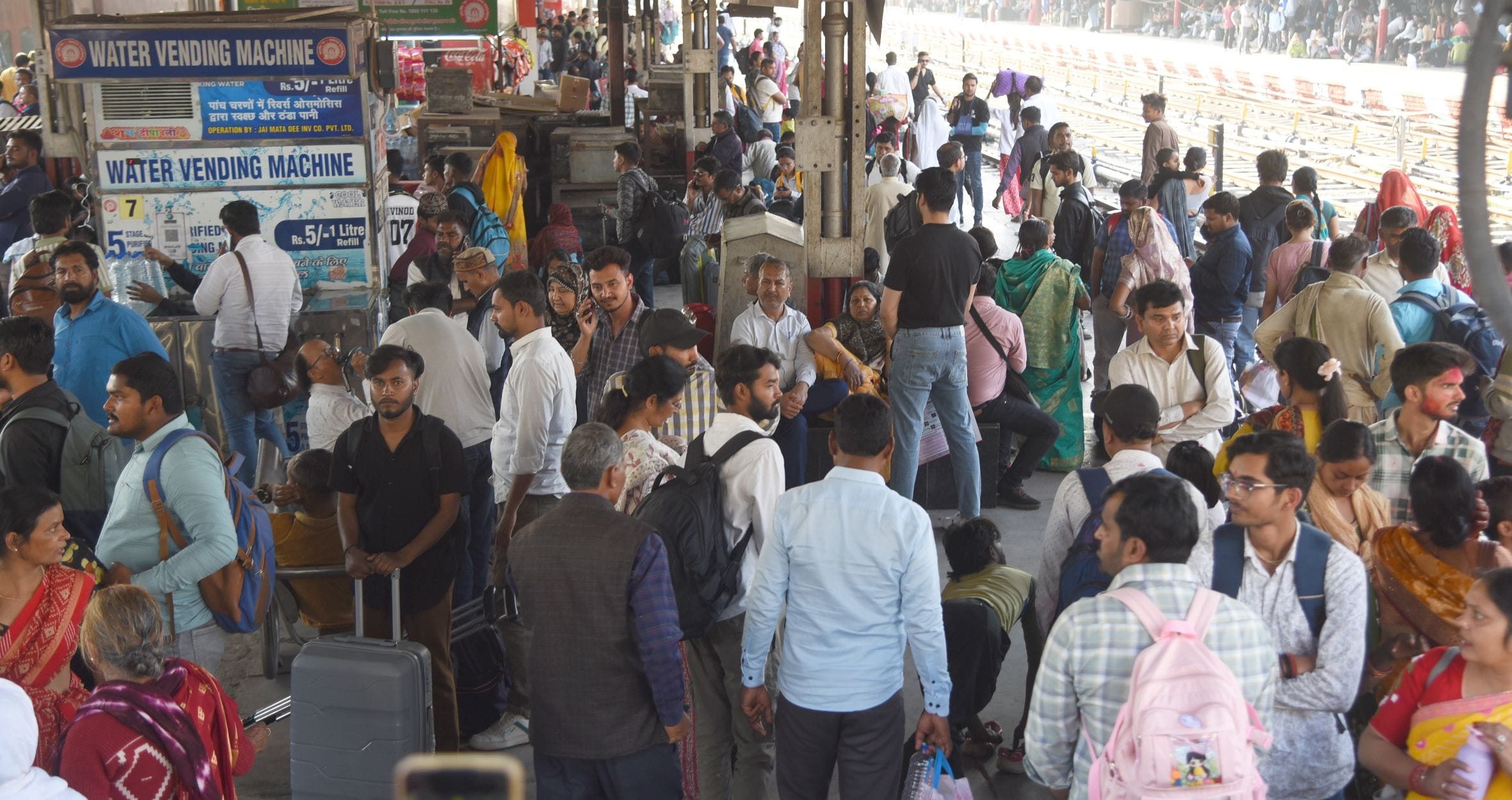 ट्रेनों और रेलवे स्टेशनों पर  उमड़ी भीड।