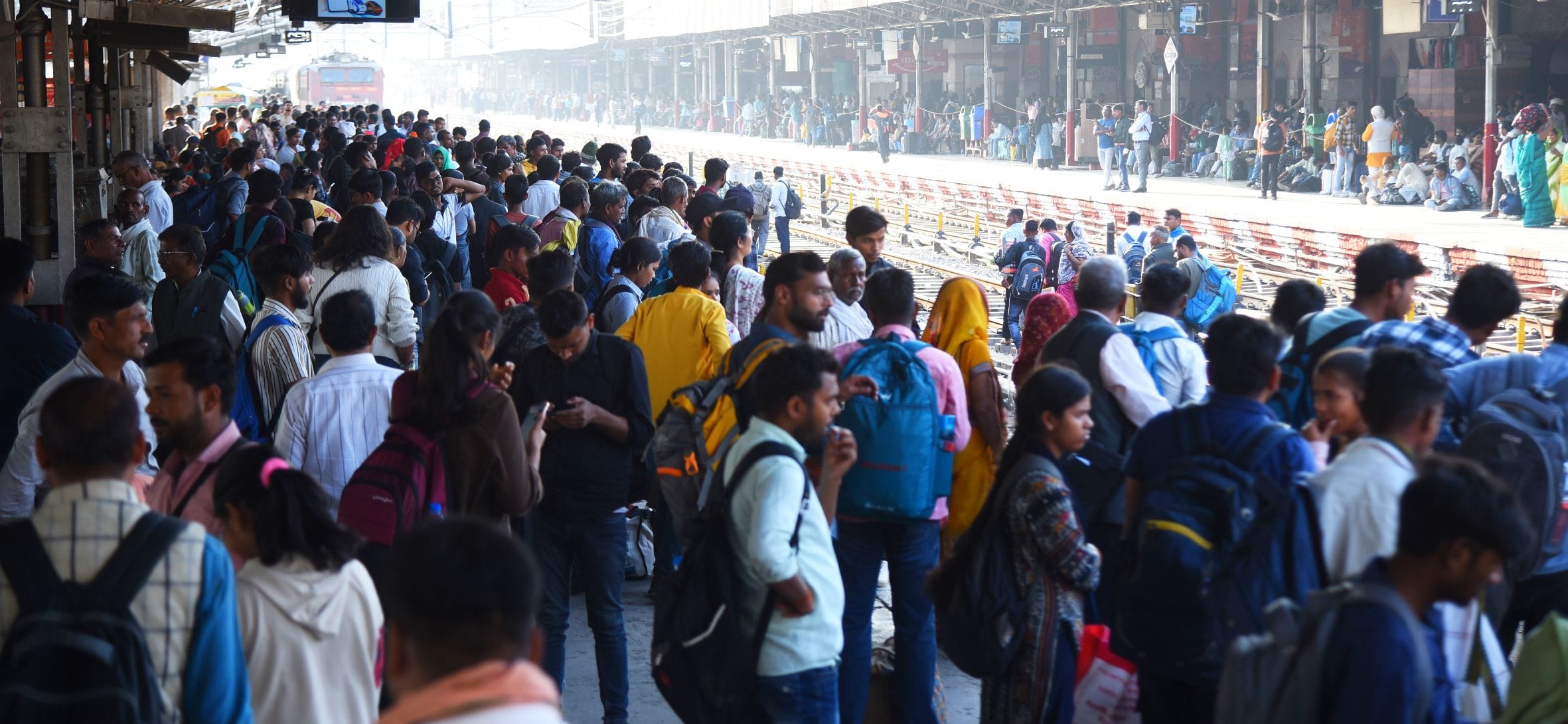 ट्रेनों और रेलवे स्टेशनों पर  उमड़ी भीड।