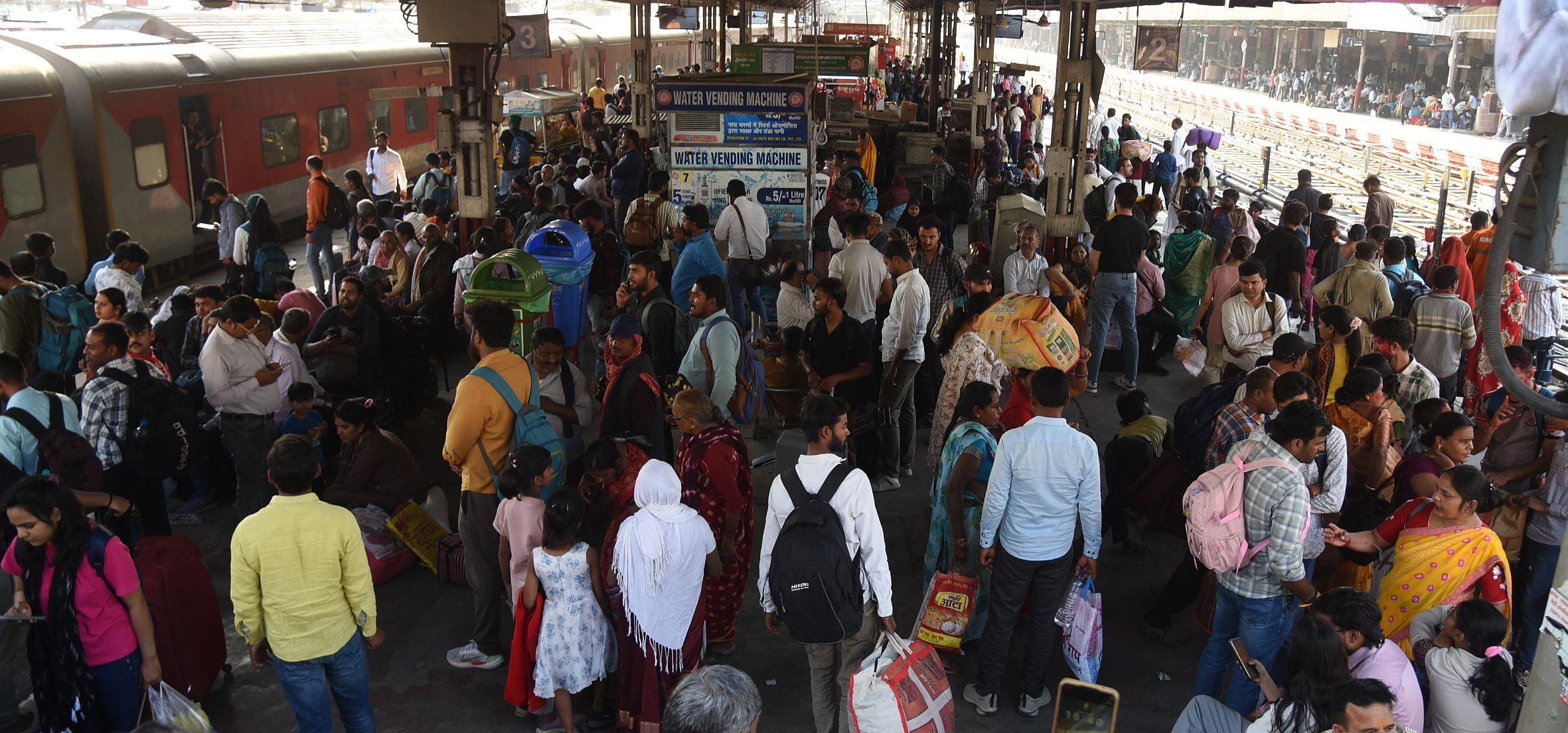 ट्रेनों और रेलवे स्टेशनों पर  उमड़ी भीड।