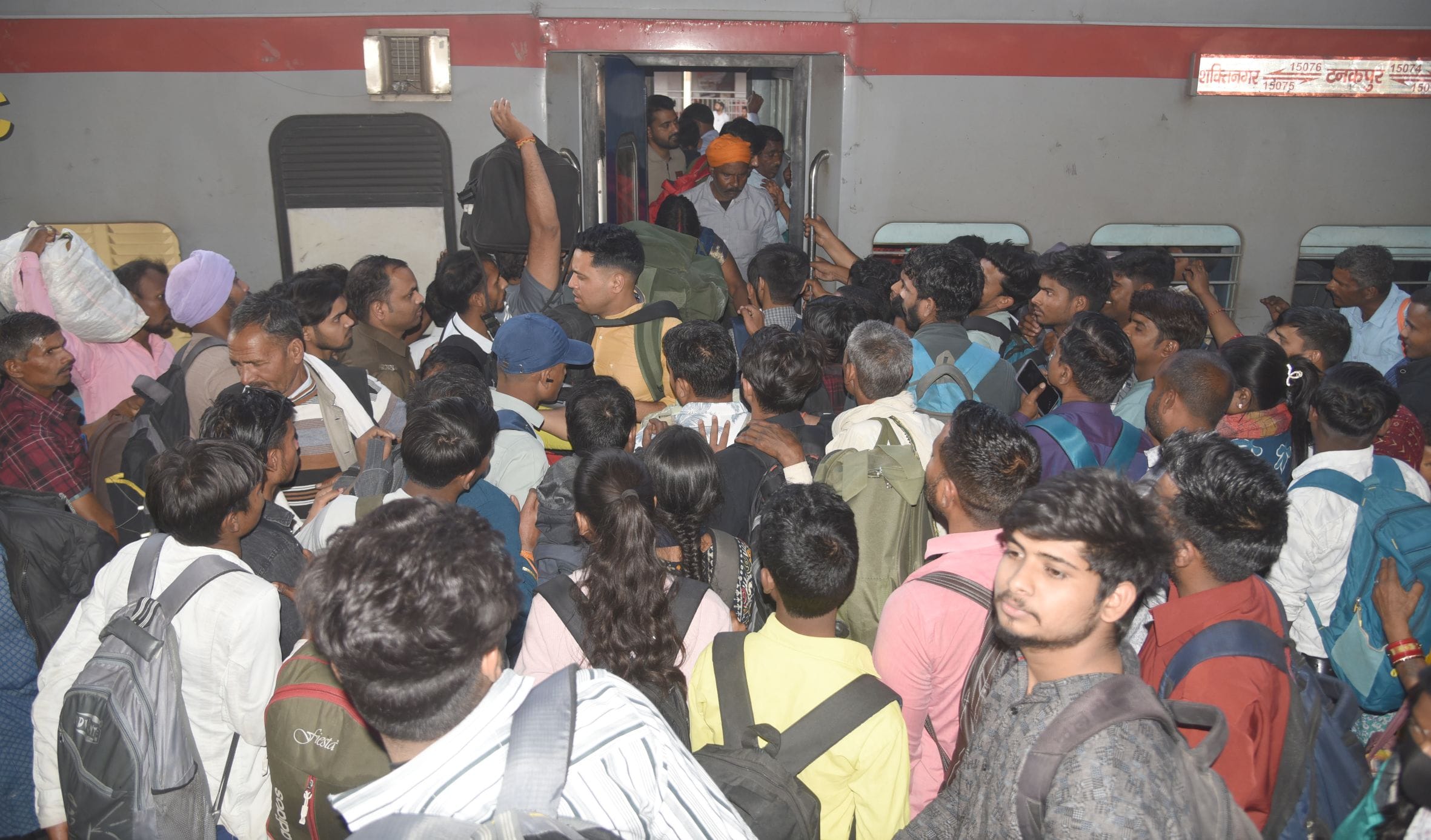 ट्रेनों और रेलवे स्टेशनों पर  उमड़ी भीड।