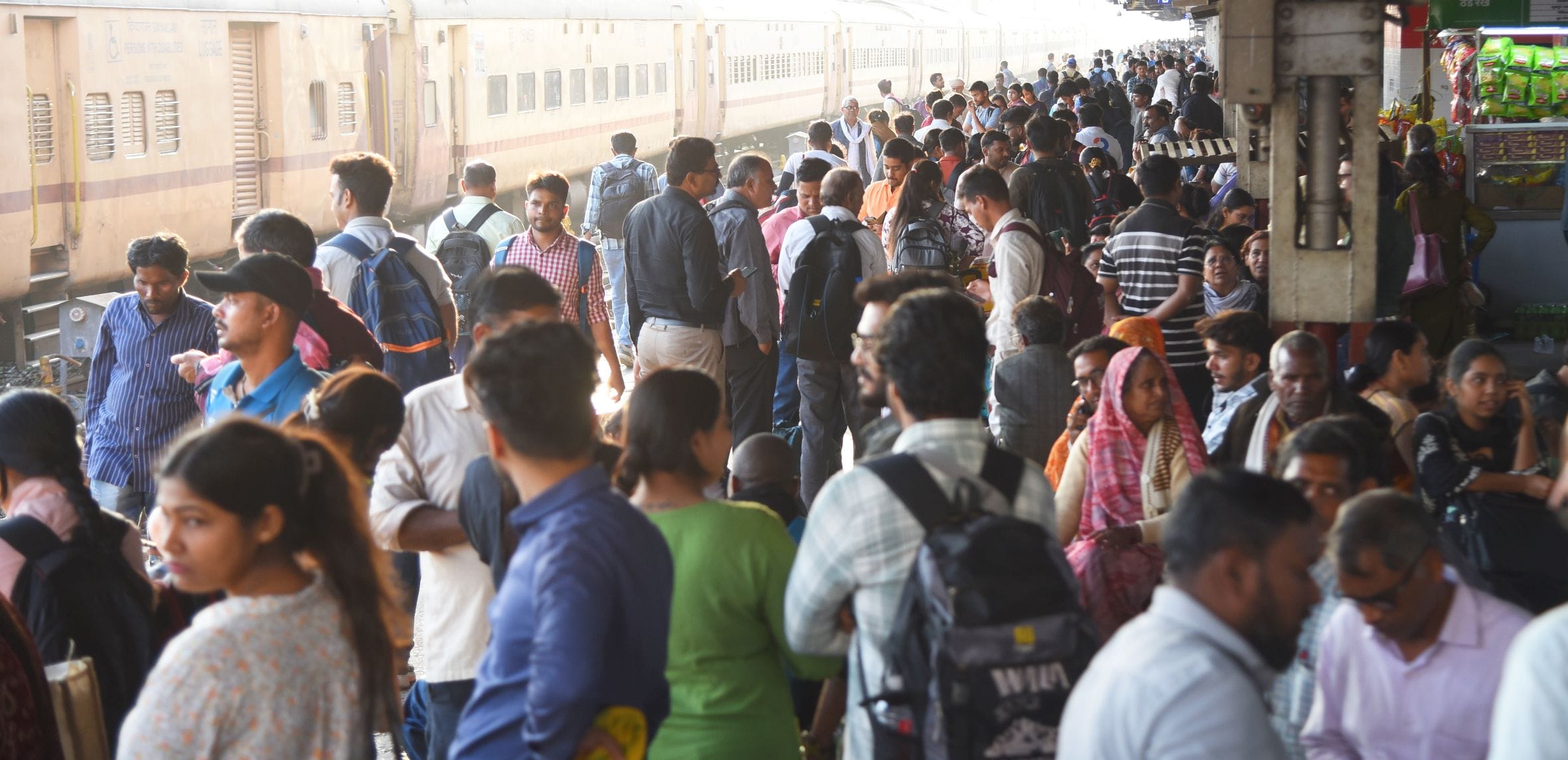ट्रेनों और रेलवे स्टेशनों पर  उमड़ी भीड।