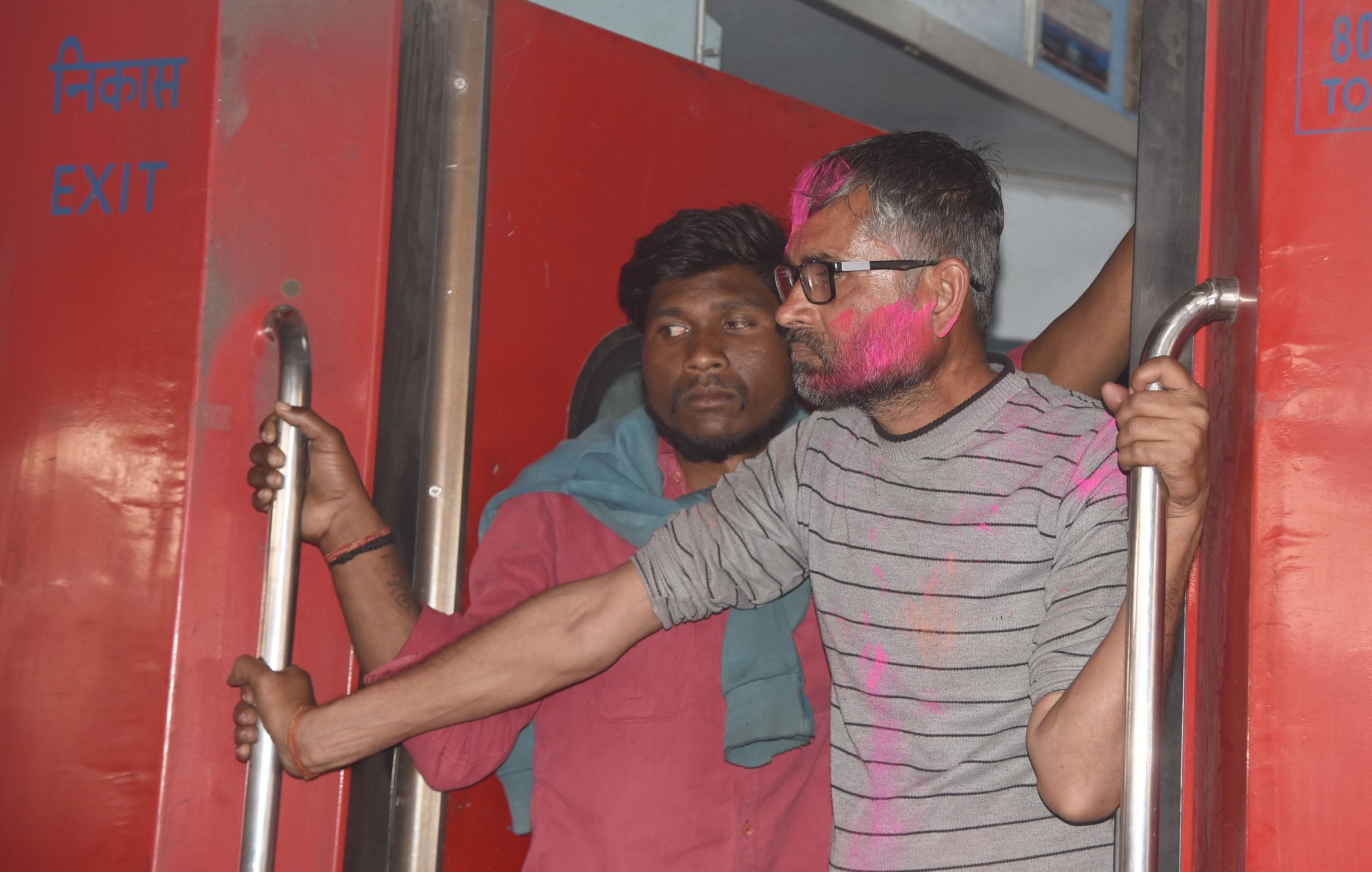 ट्रेनों और रेलवे स्टेशनों पर  उमड़ी भीड।