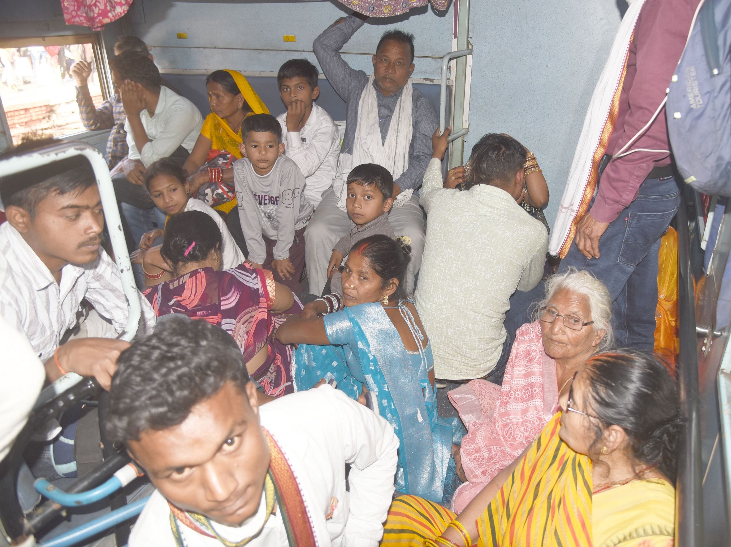 ट्रेनों और रेलवे स्टेशनों पर  उमड़ी भीड।