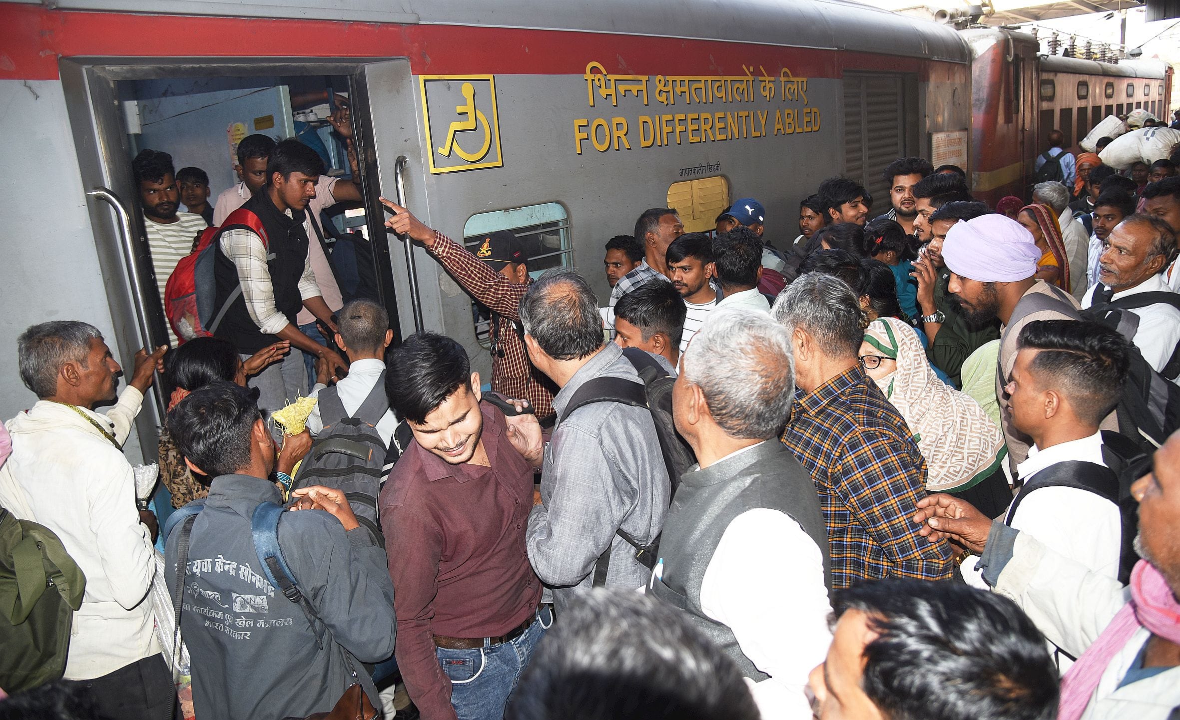 ट्रेनों और रेलवे स्टेशनों पर  उमड़ी भीड।