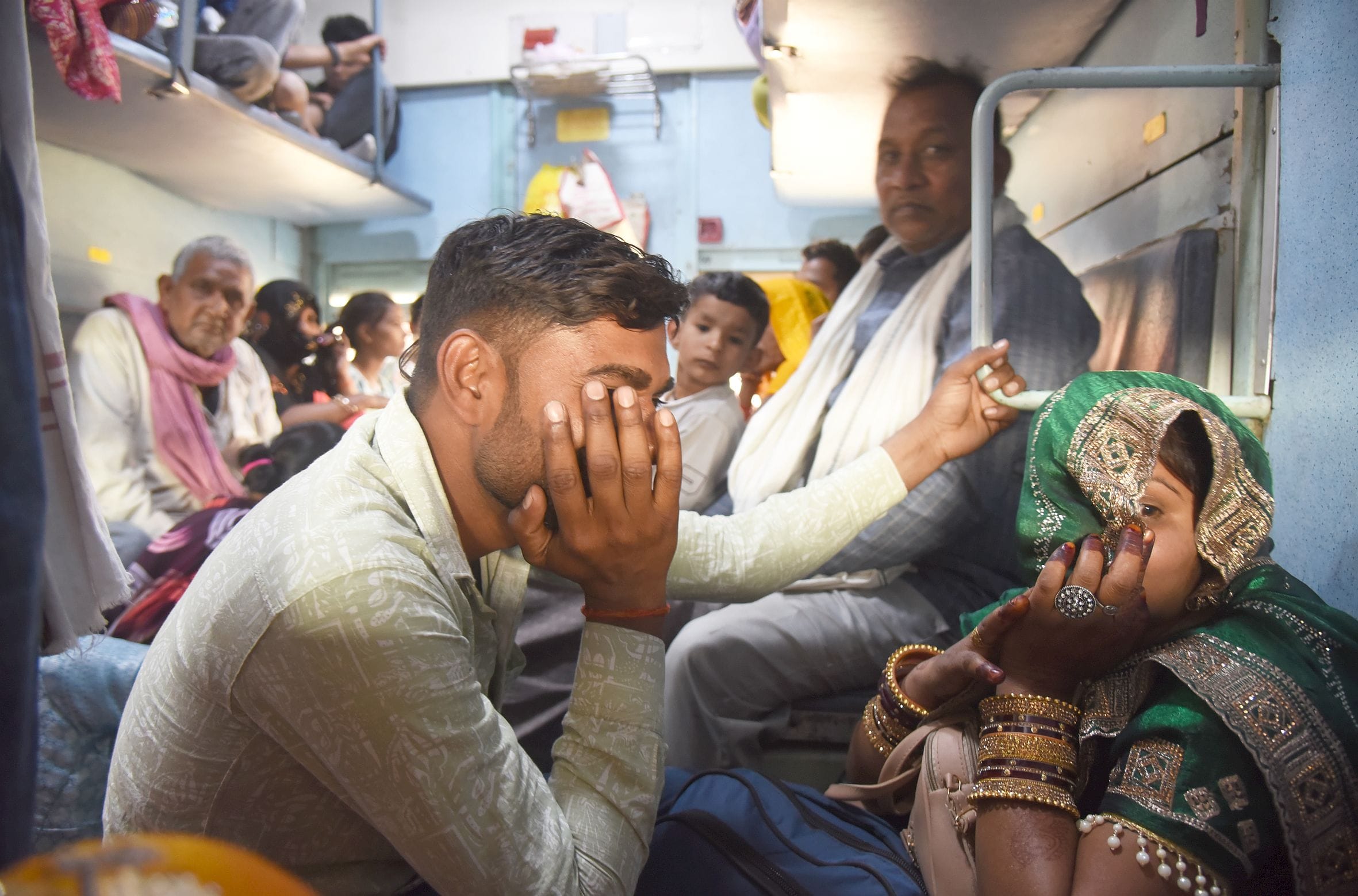 ट्रेनों और रेलवे स्टेशनों पर  उमड़ी भीड।