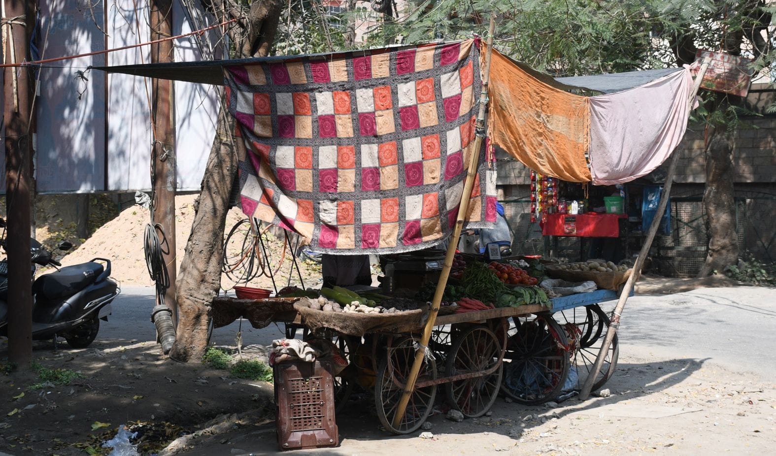 धूप से बचते दुकानदार। धूप से बचते दुकानदार।