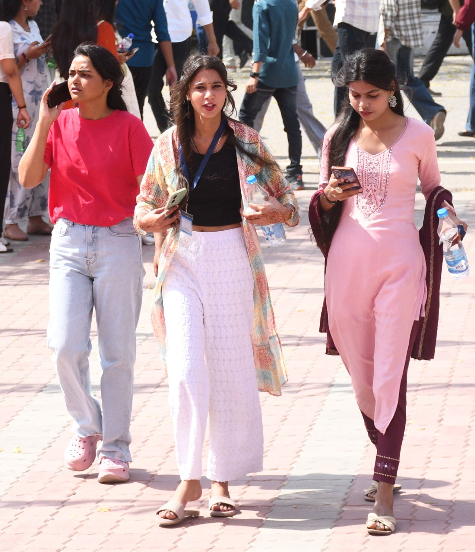 धूप से बचते दुकानदार। धूप से बचते दुकानदार।