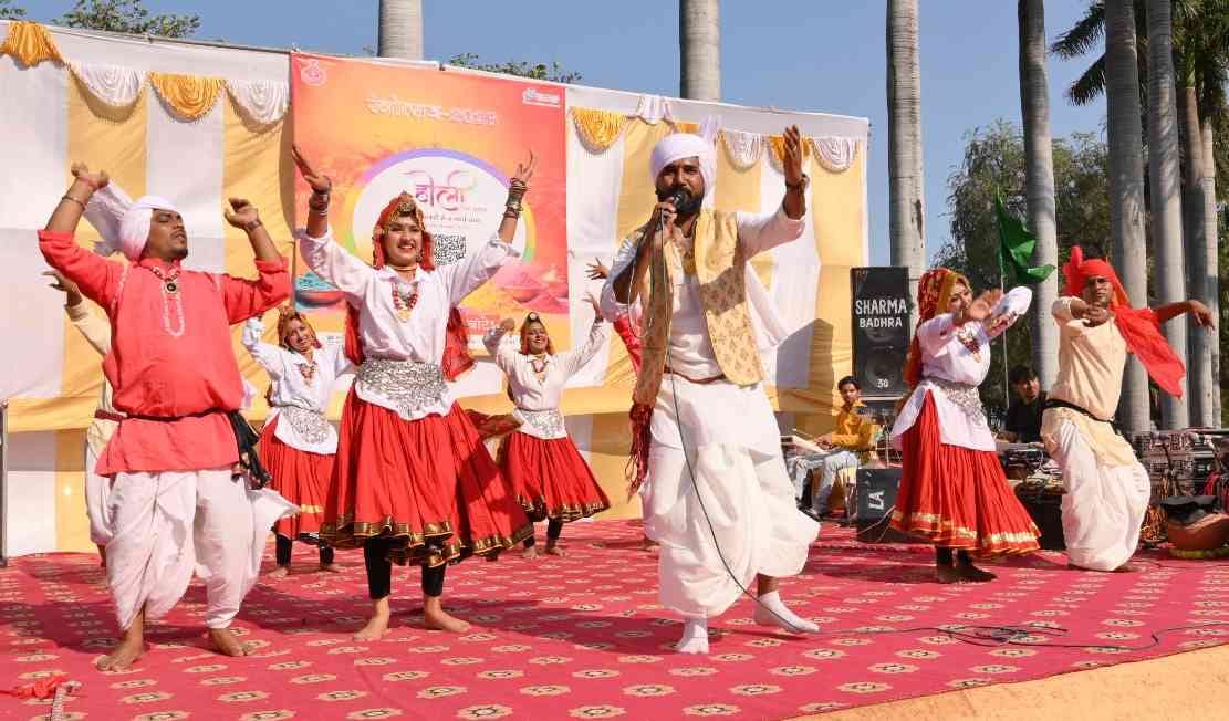 16-तिलियार पर्यटन केंद्र में होली मिलन समारोह में रागनी सुनाते सहकारिता मंत्री डाॅ. अरविंद शर्म