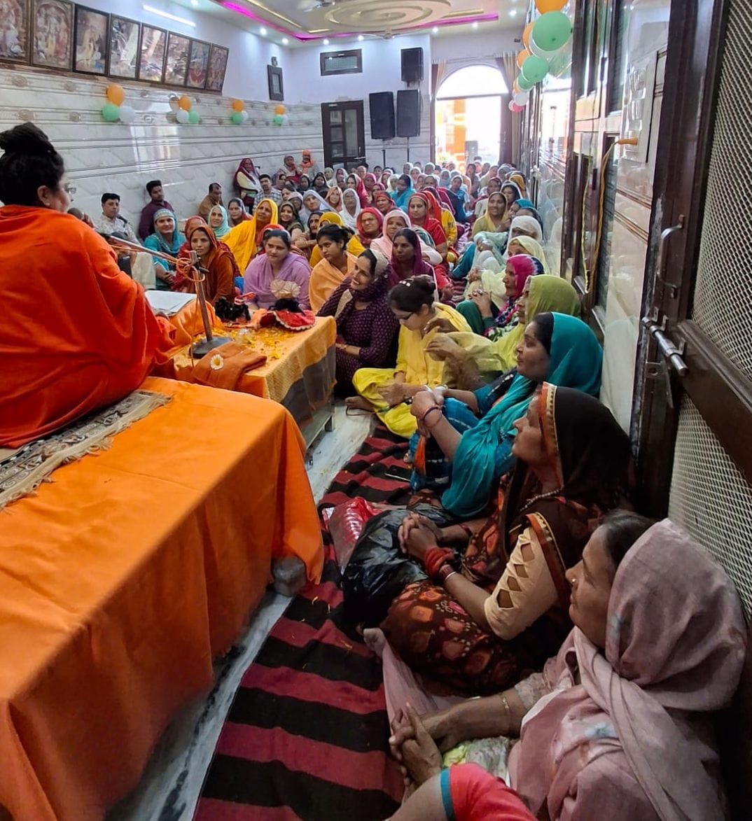 18-मानसरोवर कॉलोनी स्थित नंद मंदिर के कपाट ग्रहण में बंद देखकर वापस लौटता श्रद्धालु। संवाद 18-मानसरोवर कॉलोनी स्थित नंद मंदिर के कपाट ग्रहण में बंद देखकर वापस लौटता श्रद्धालु। संवाद