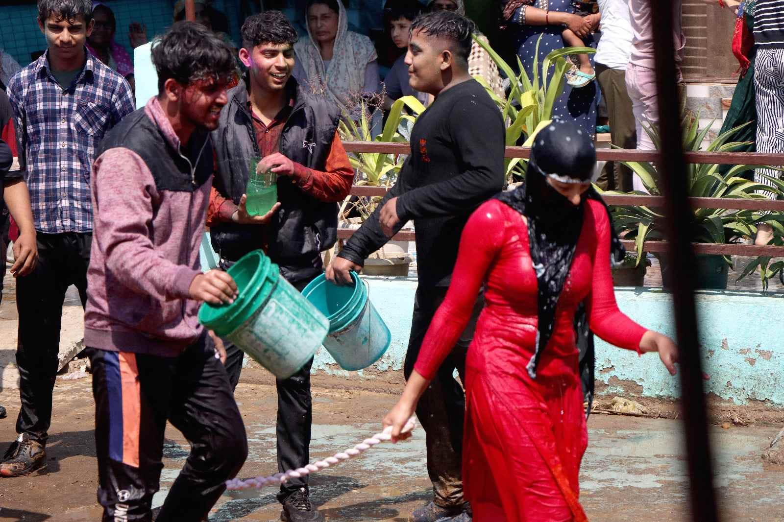 4-सुंडाना गांव में होली खेलते भाभी व देवर। स्रोत : पाठक