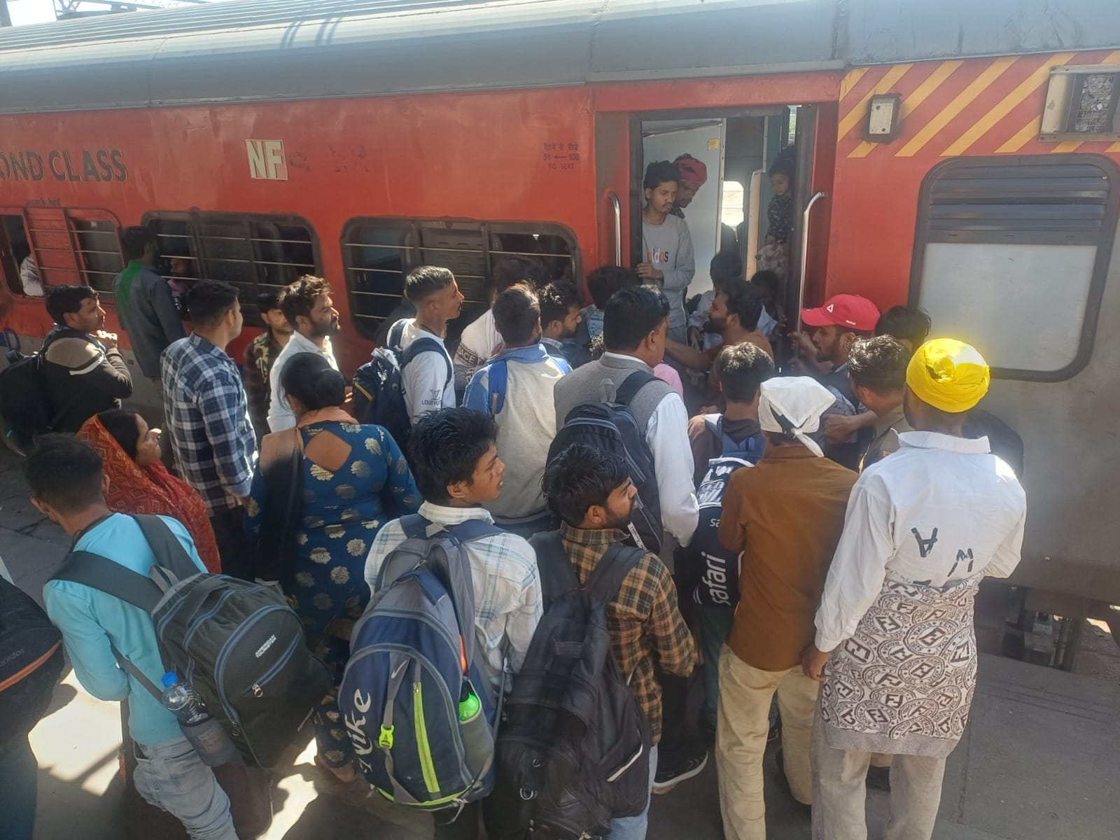 अंबाला कैंट रेलवे स्टेशन के प्लेटफार्म तीन पर आई आम्रपाली में चढ़ने की कोशिश करते यात्री। संवा