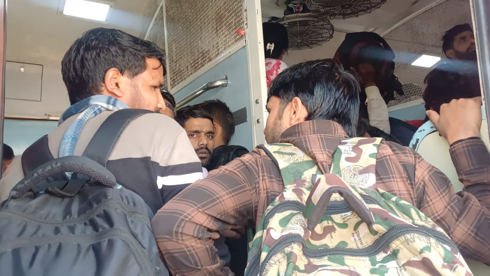 अंबाला कैंट रेलवे स्टेशन के प्लेटफार्म तीन पर आई आम्रपाली में चढ़ने की कोशिश करते यात्री। संवा