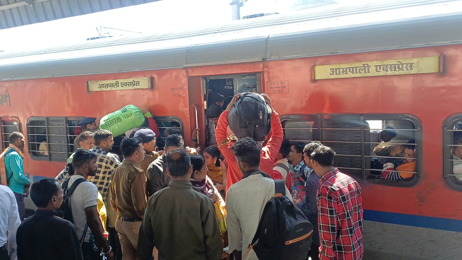 अंबाला कैंट रेलवे स्टेशन के प्लेटफार्म तीन पर आई आम्रपाली में चढ़ने की कोशिश करते यात्री। संवा