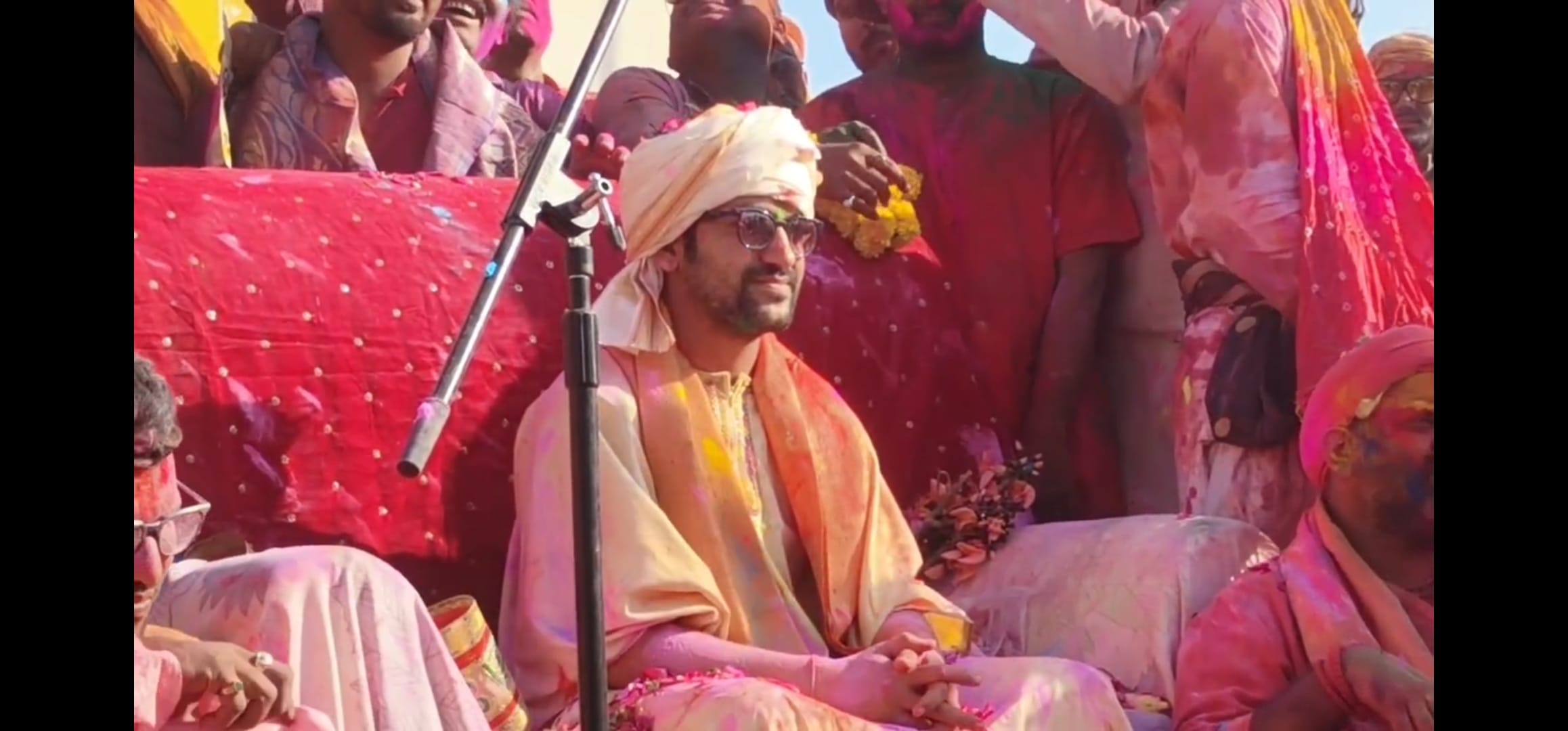 बागेश्वरधाम बाबा ने खेली होली, फूल-गुलाल और रंगों संग सजी भव्य होली।