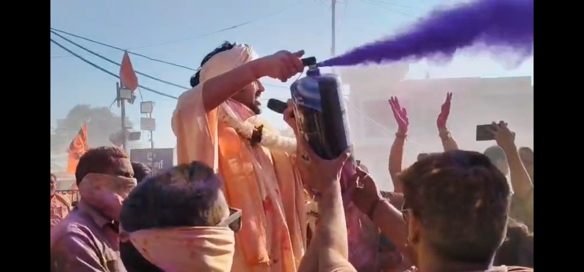 बागेश्वरधाम बाबा ने खेली होली, फूल-गुलाल और रंगों संग सजी भव्य होली।