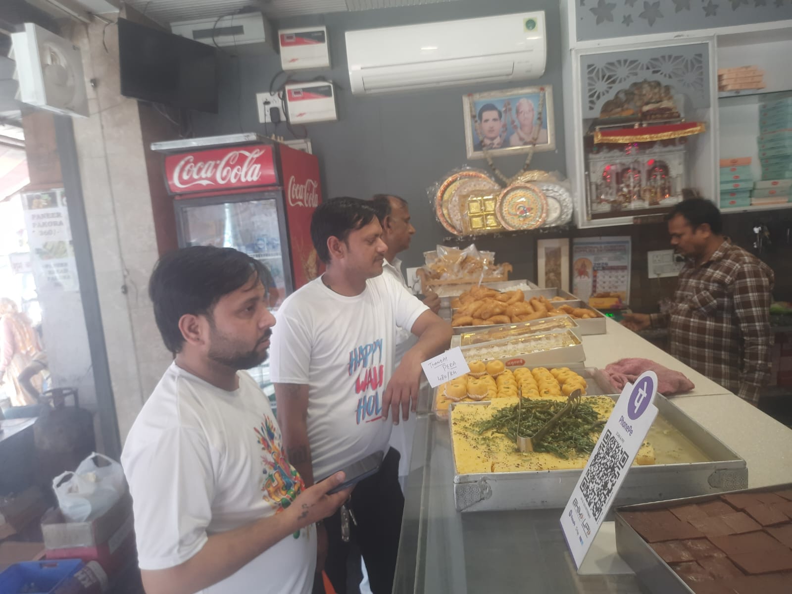 बाजार में खरीदारी करने पहुंचे लोग। संवाद बाजार में खरीदारी करने पहुंचे लोग। संवाद