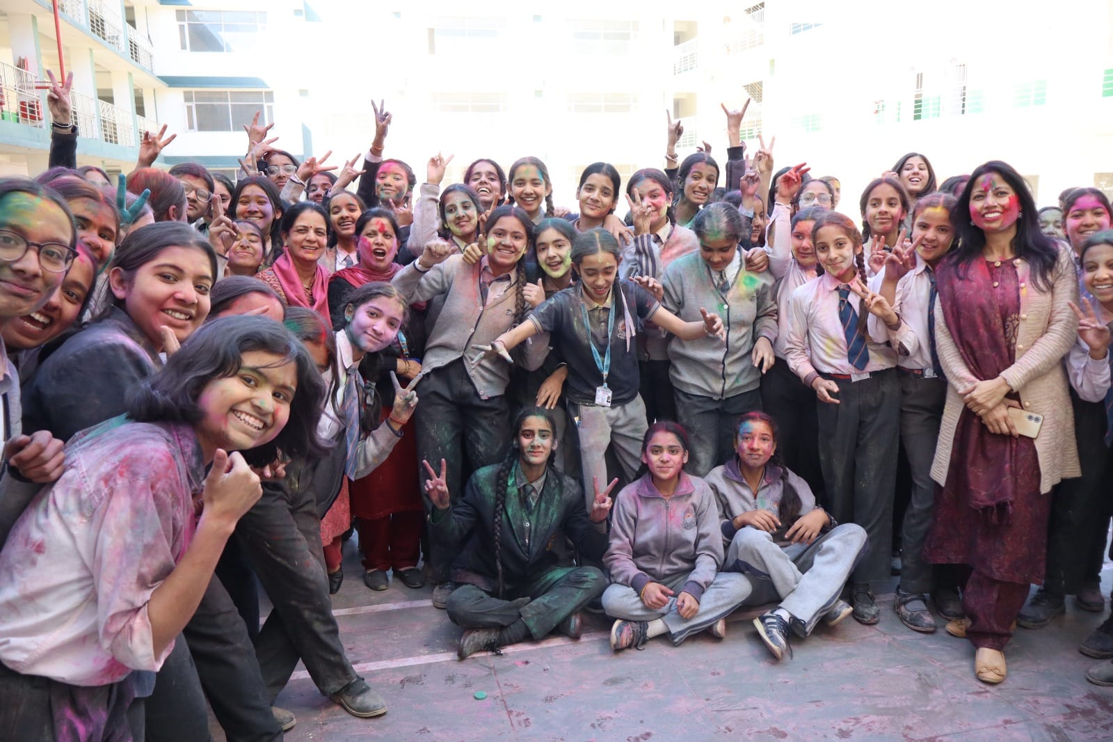 एथेना पब्लिक स्कूल के बच्चे फूलों की होली खेलते हुए। स्रोत: स्कूल प्रबंधन