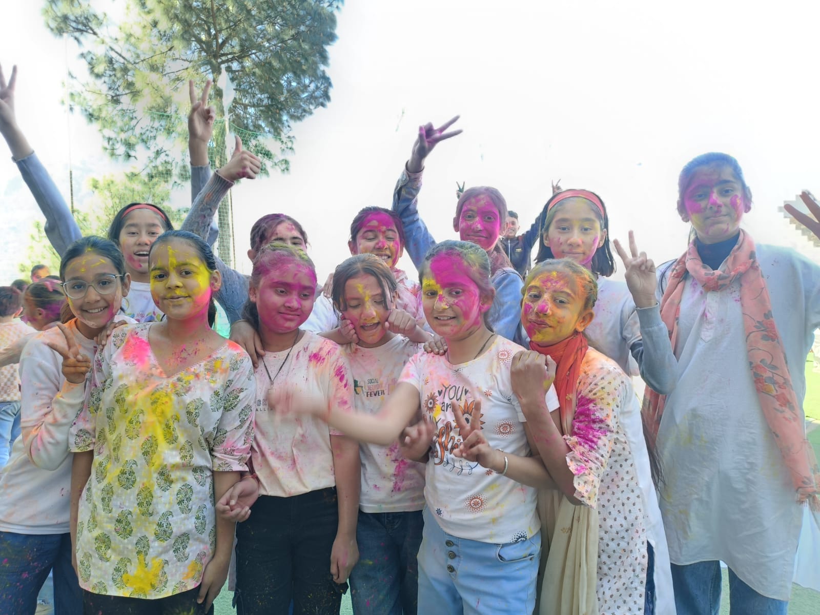 एथेना पब्लिक स्कूल के बच्चे फूलों की होली खेलते हुए। स्रोत: स्कूल प्रबंधन