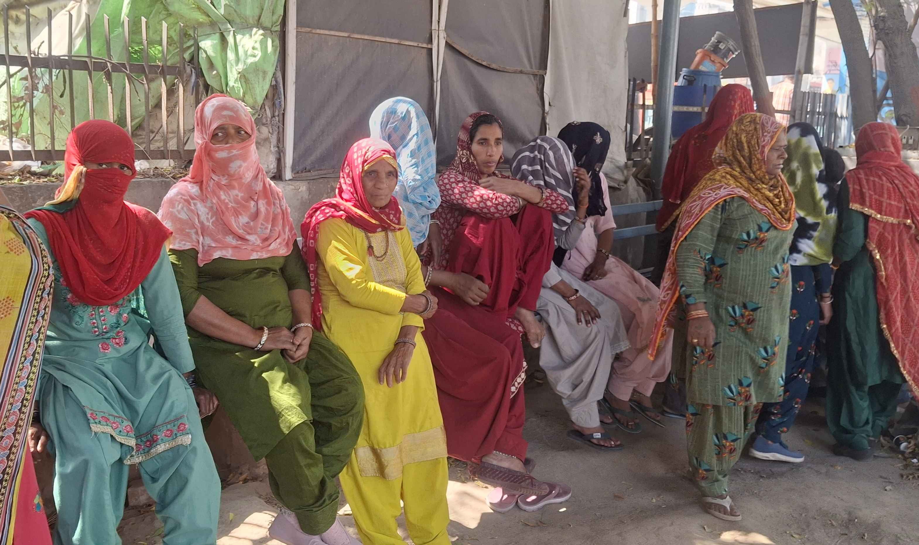 -फोटो 90 : बहादुरगढ़ के नागरिक अस्पताल पहुंचे मृतका रानी के परिजन। संवाद