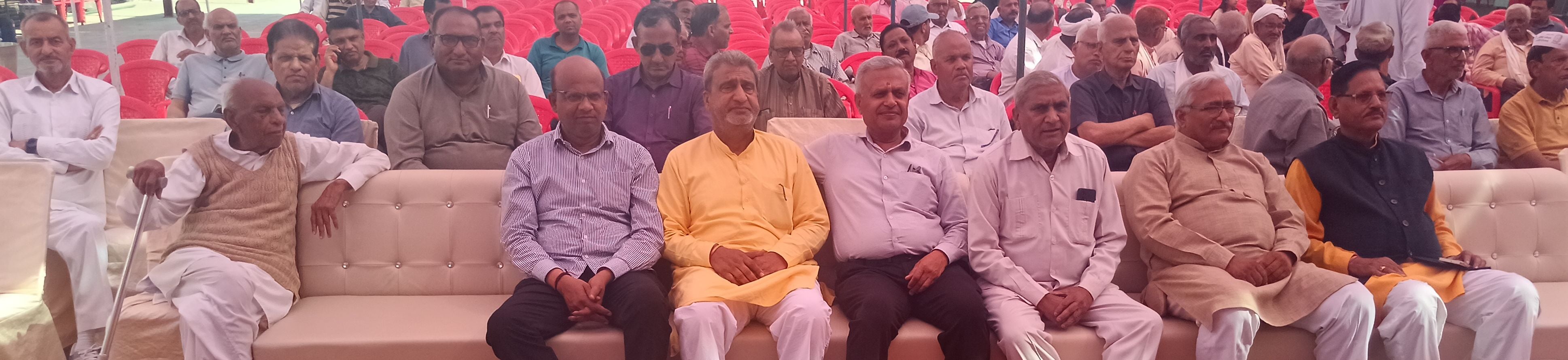 फोटो संख्या:-76 महार्मूख सम्मेलन में विधायक कंवर सिंह यादव को स्मृति चिह्न भेट कर सम्मानित करते फोटो संख्या:-76 महार्मूख सम्मेलन में विधायक कंवर सिंह यादव को स्मृति चिह्न भेट कर सम्मानित करते