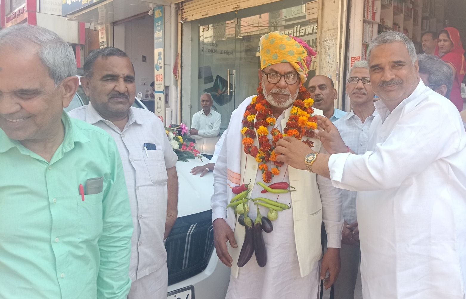 फोटो संख्या:-76 महार्मूख सम्मेलन में विधायक कंवर सिंह यादव को स्मृति चिह्न भेट कर सम्मानित करते फोटो संख्या:-76 महार्मूख सम्मेलन में विधायक कंवर सिंह यादव को स्मृति चिह्न भेट कर सम्मानित करते