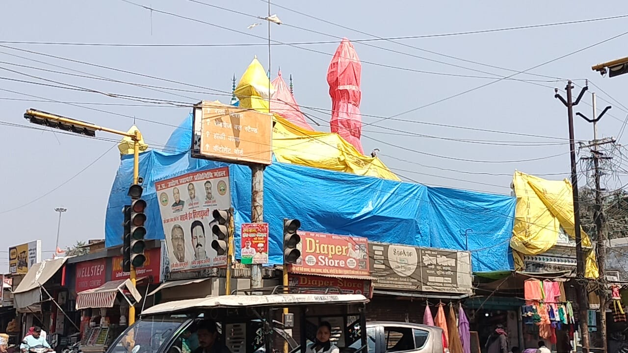 होली के जुलूस के रास्ते पर की गई बैरीकेडिंग। संवाद होली के जुलूस के रास्ते पर की गई बैरीकेडिंग। संवाद