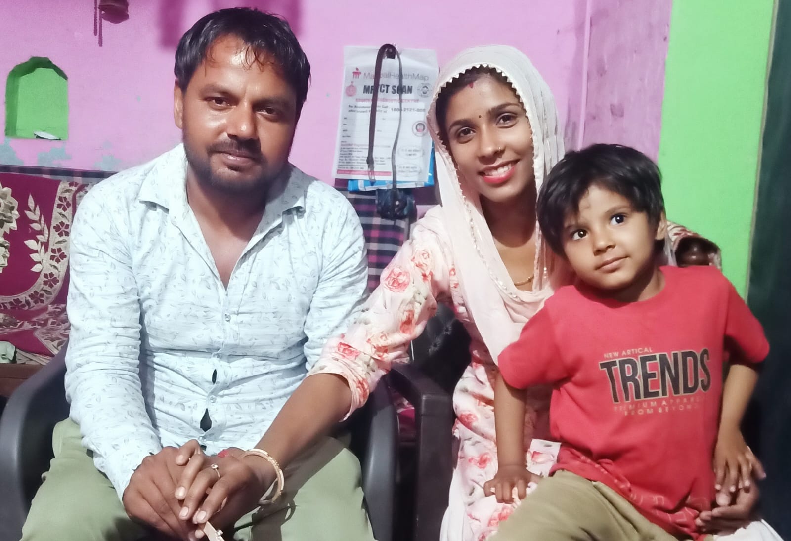 कतर में फंसे अमित अपने परिवार के साथ। फाइल फोटो कतर में फंसे अमित अपने परिवार के साथ। फाइल फोटो