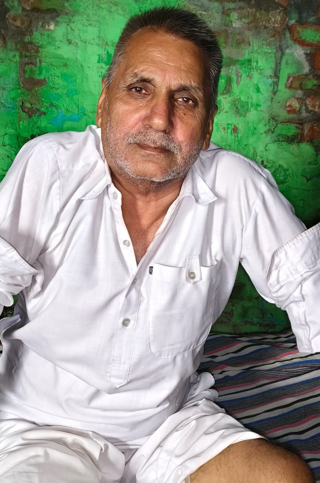 कतर में फंसे अमित अपने परिवार के साथ। फाइल फोटो कतर में फंसे अमित अपने परिवार के साथ। फाइल फोटो