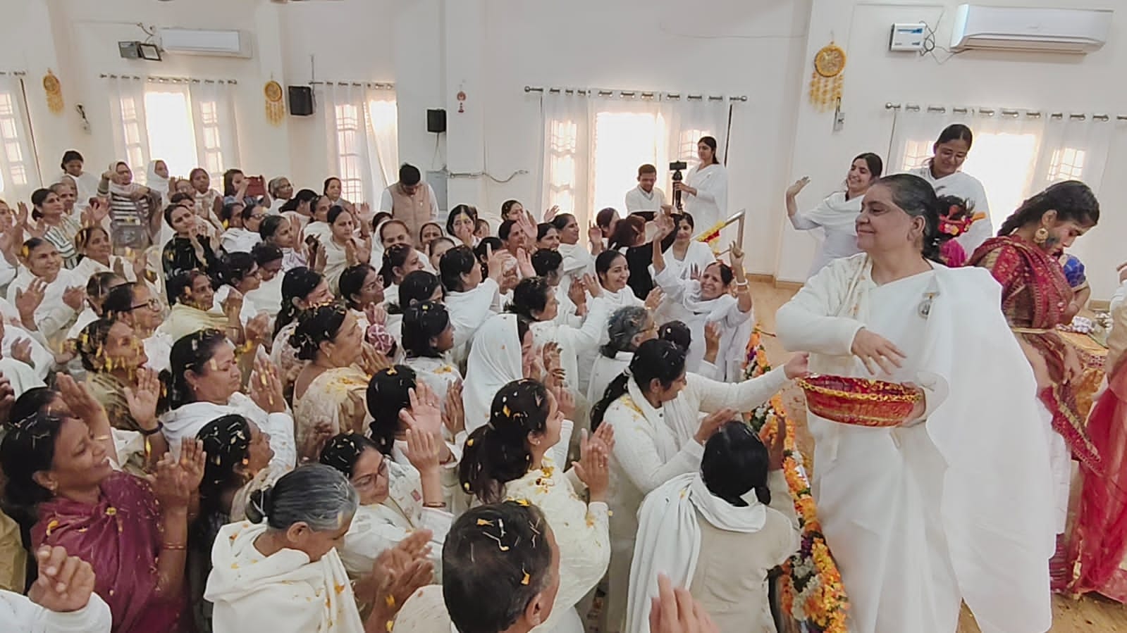 खूब उड़ा अबीर और गुलाल, बरसाए फूल