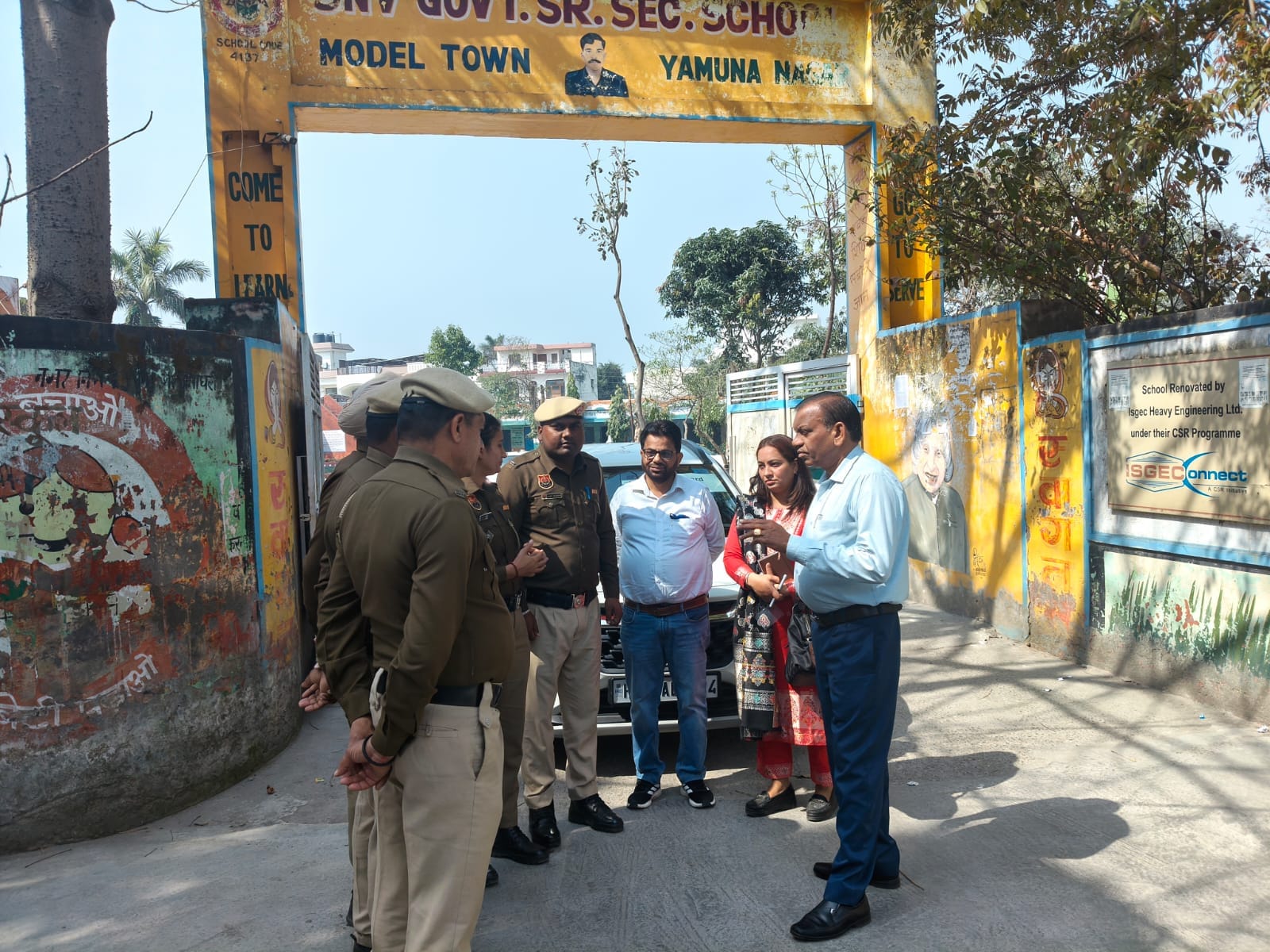 परीक्षा देने के बाद केंद्र के बाहर आते परीक्षार्थी। संवाद परीक्षा देने के बाद केंद्र के बाहर आते परीक्षार्थी। संवाद