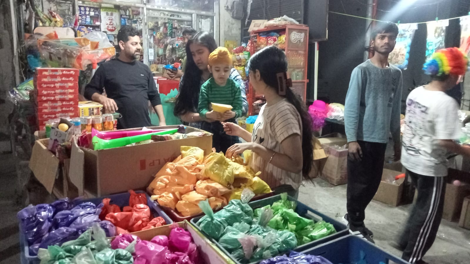  रेलवे स्टेशन रोड पर खरीदारी के लिए लगी लोगों की भीड़। संवाद