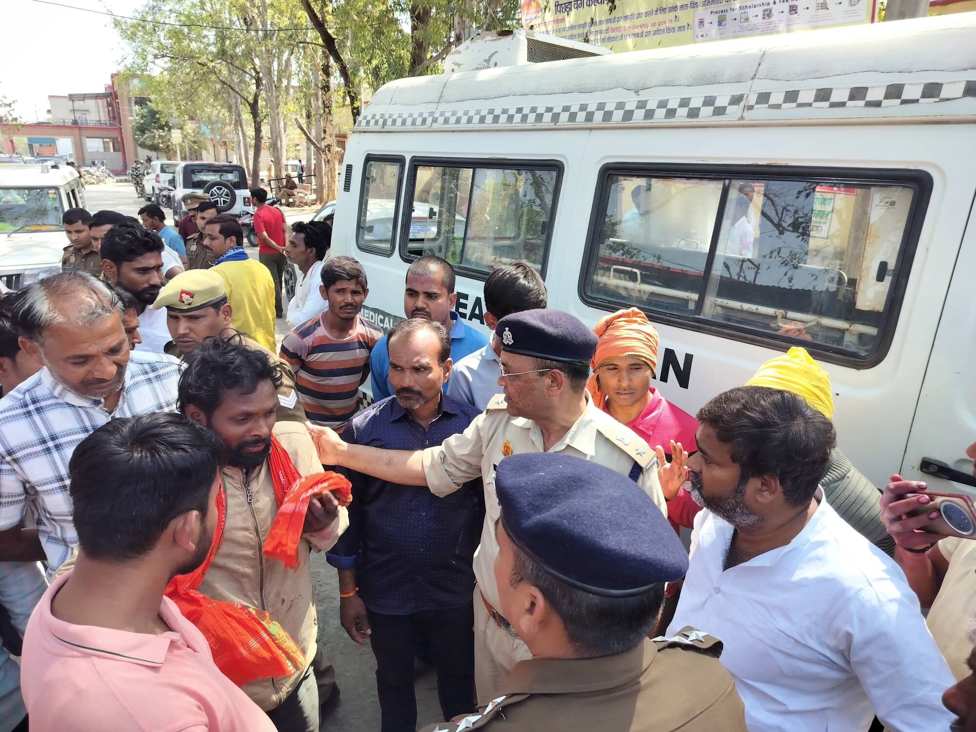 05 सीकेटीपी-01-जिला अस्पताल में प्रदर्शन करते परिजनों के साथ गांव के लोग। संवाद