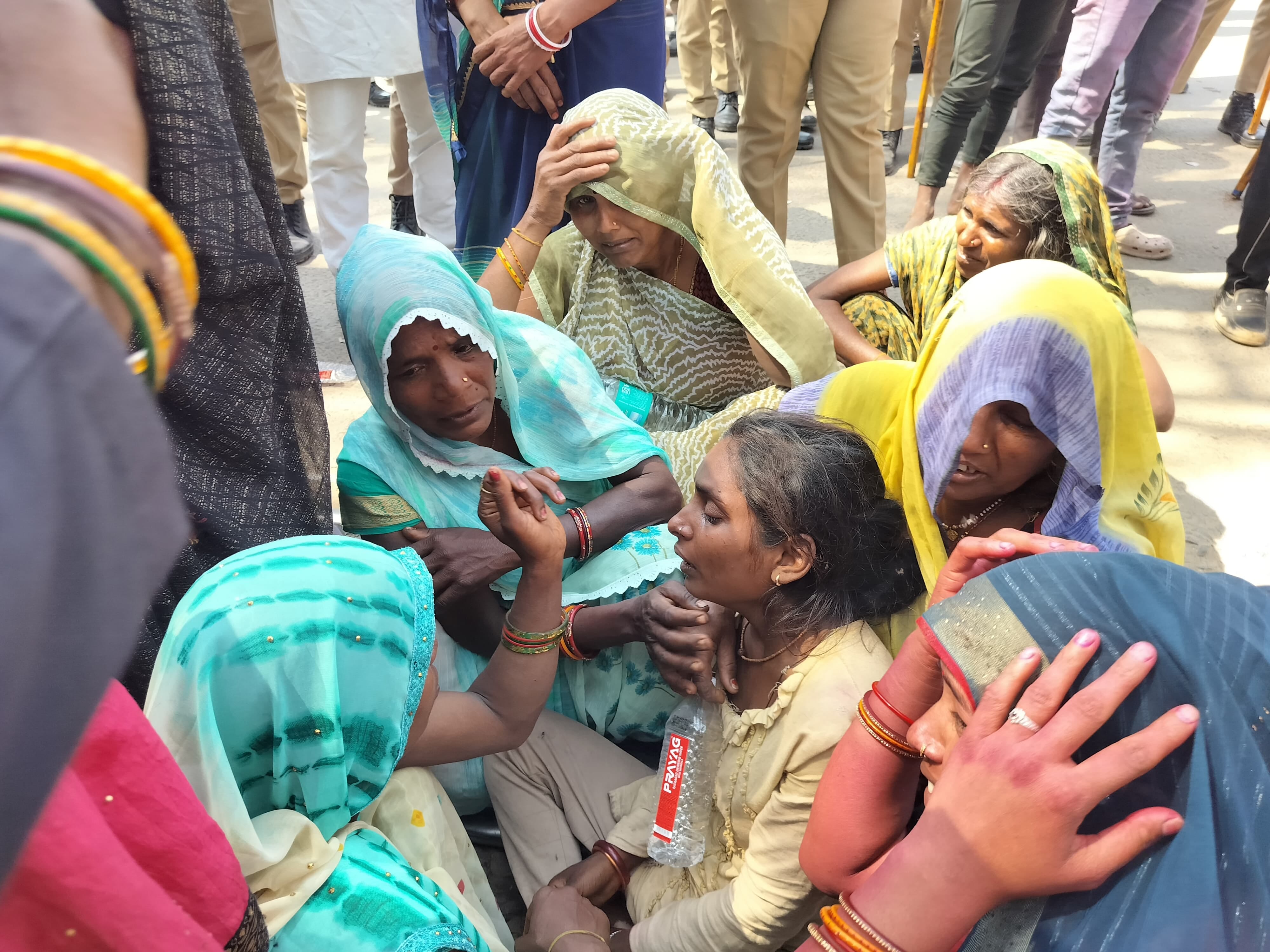 05 सीकेटीपी-01-जिला अस्पताल में प्रदर्शन करते परिजनों के साथ गांव के लोग। संवाद