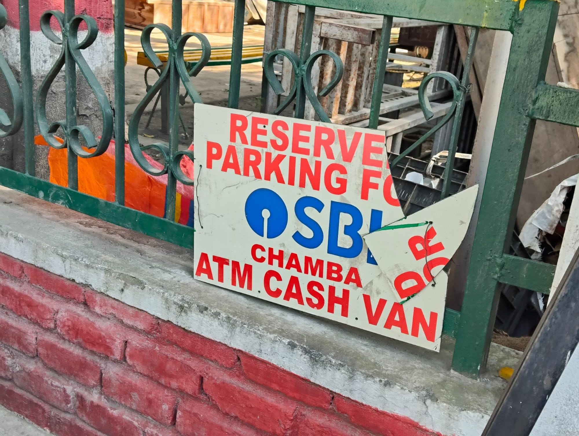 चंबा जिलाधीश के निर्देशित बोर्ड में कार्यालय में आने वाले लोगों की गाड़ियों को पार्क करने का है 