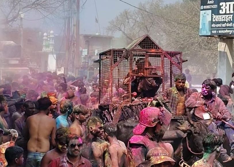 चौक क्षेत्र में लाट साहब के जुलूस के दौरान मौजूद पुलिस बल। संवाद