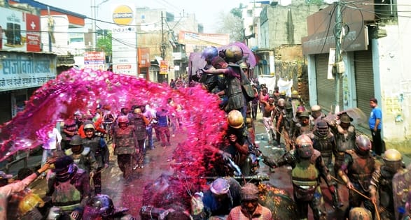 चौक क्षेत्र में लाट साहब के जुलूस के दौरान मौजूद पुलिस बल। संवाद