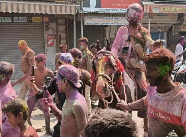 चौक क्षेत्र में लाट साहब के जुलूस के दौरान मौजूद पुलिस बल। संवाद