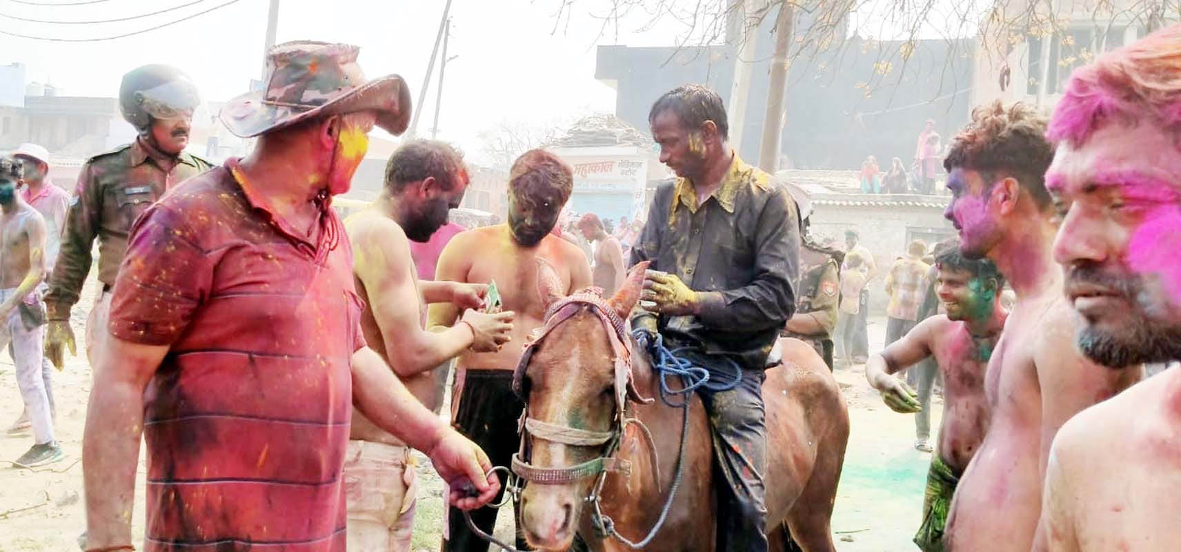 चौक क्षेत्र में लाट साहब के जुलूस के दौरान मौजूद पुलिस बल। संवाद