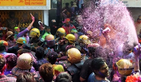 चौक क्षेत्र में लाट साहब के जुलूस के दौरान मौजूद पुलिस बल। संवाद