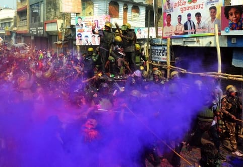 चौक क्षेत्र में लाट साहब के जुलूस के दौरान मौजूद पुलिस बल। संवाद