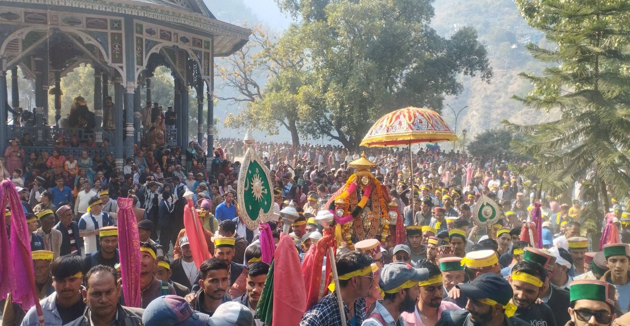 फाग मेले में पहुंचे देवताओं का आर्शीवाद लेते श्रद्धालु। संवाद फाग मेले में पहुंचे देवताओं का आर्शीवाद लेते श्रद्धालु। संवाद