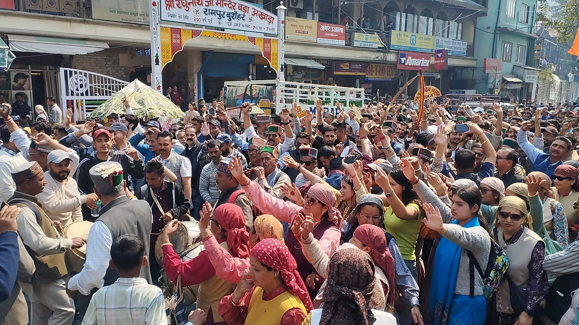 फाग मेले में पहुंचे देवताओं का आर्शीवाद लेते श्रद्धालु। संवाद फाग मेले में पहुंचे देवताओं का आर्शीवाद लेते श्रद्धालु। संवाद