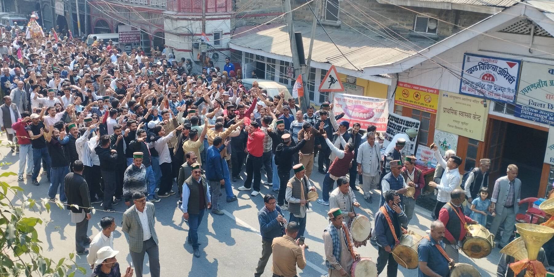 फाग मेले में पहुंचे देवताओं का आर्शीवाद लेते श्रद्धालु। संवाद फाग मेले में पहुंचे देवताओं का आर्शीवाद लेते श्रद्धालु। संवाद