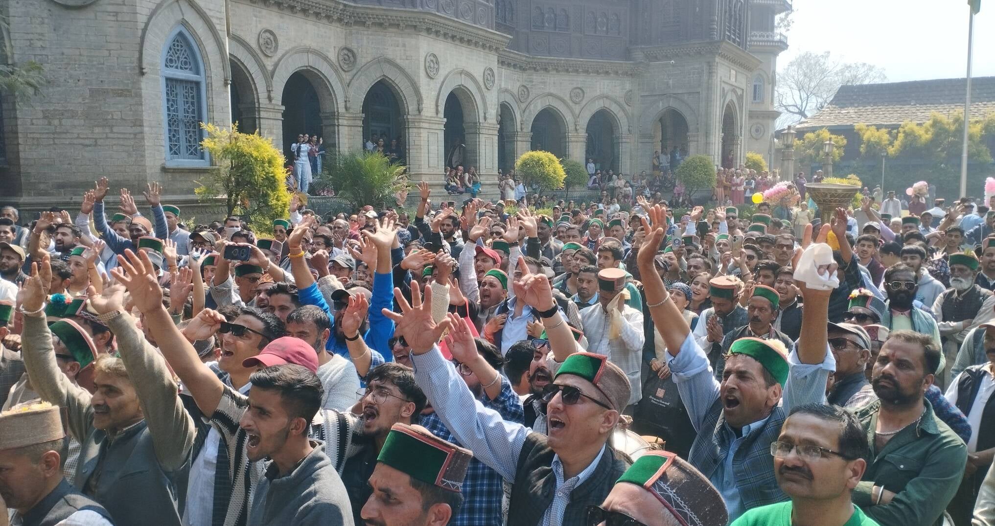 फाग मेले में पहुंचे देवताओं का आर्शीवाद लेते श्रद्धालु। संवाद फाग मेले में पहुंचे देवताओं का आर्शीवाद लेते श्रद्धालु। संवाद