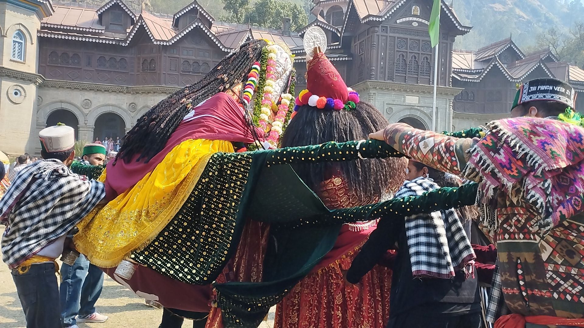 फाग मेले में पहुंचे देवताओं का आर्शीवाद लेते श्रद्धालु। संवाद फाग मेले में पहुंचे देवताओं का आर्शीवाद लेते श्रद्धालु। संवाद