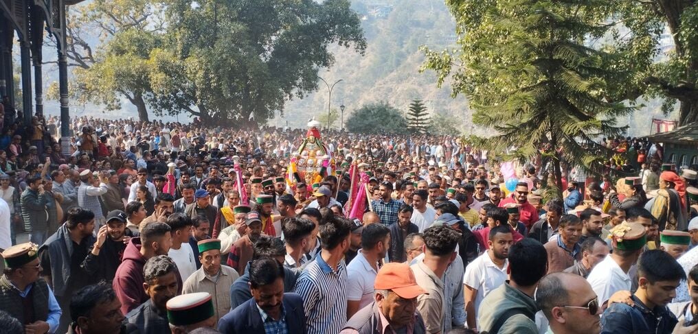 फाग मेले में पहुंचे देवताओं का आर्शीवाद लेते श्रद्धालु। संवाद फाग मेले में पहुंचे देवताओं का आर्शीवाद लेते श्रद्धालु। संवाद