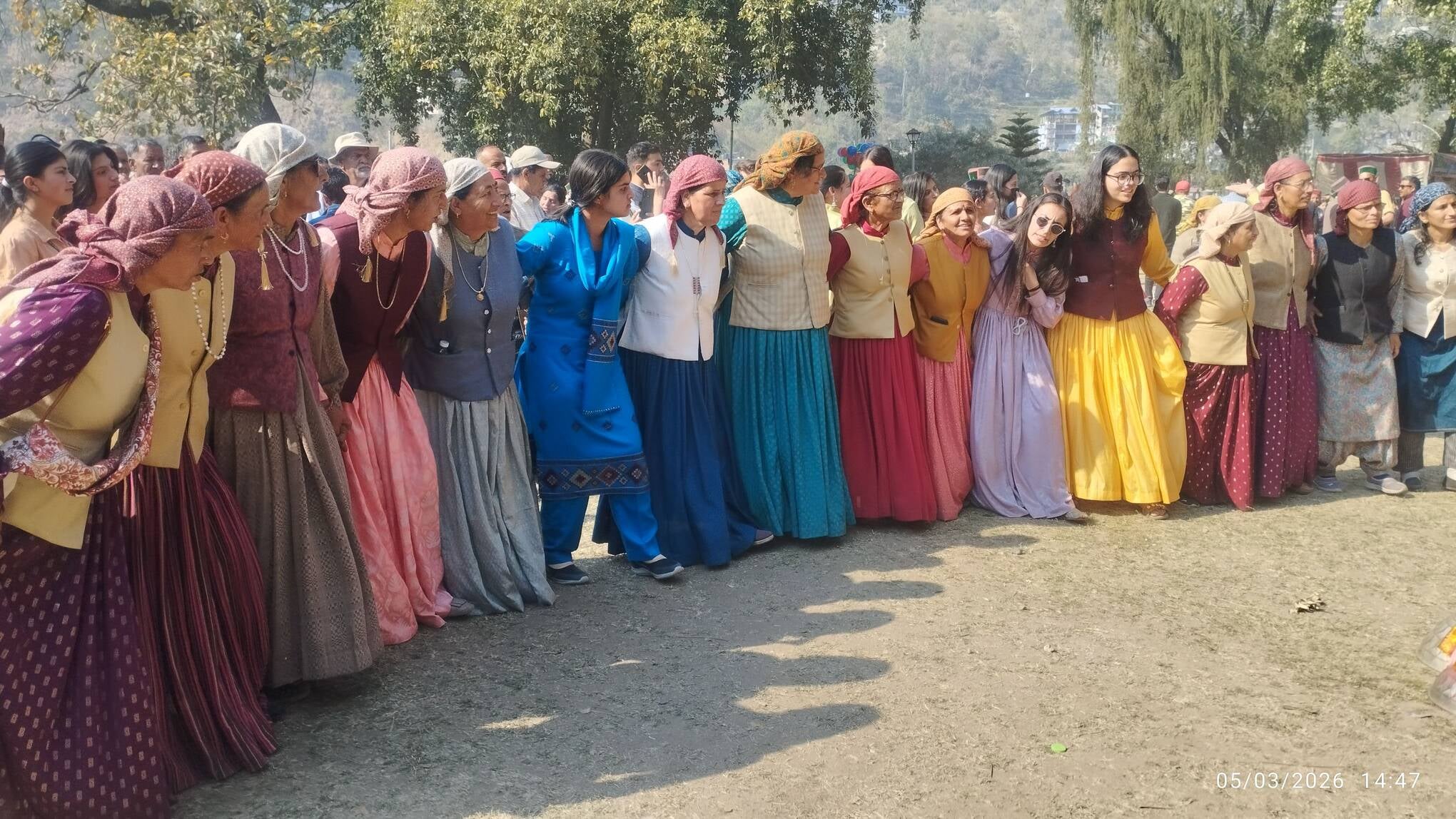 फाग मेले में पहुंचे देवताओं का आर्शीवाद लेते श्रद्धालु। संवाद फाग मेले में पहुंचे देवताओं का आर्शीवाद लेते श्रद्धालु। संवाद